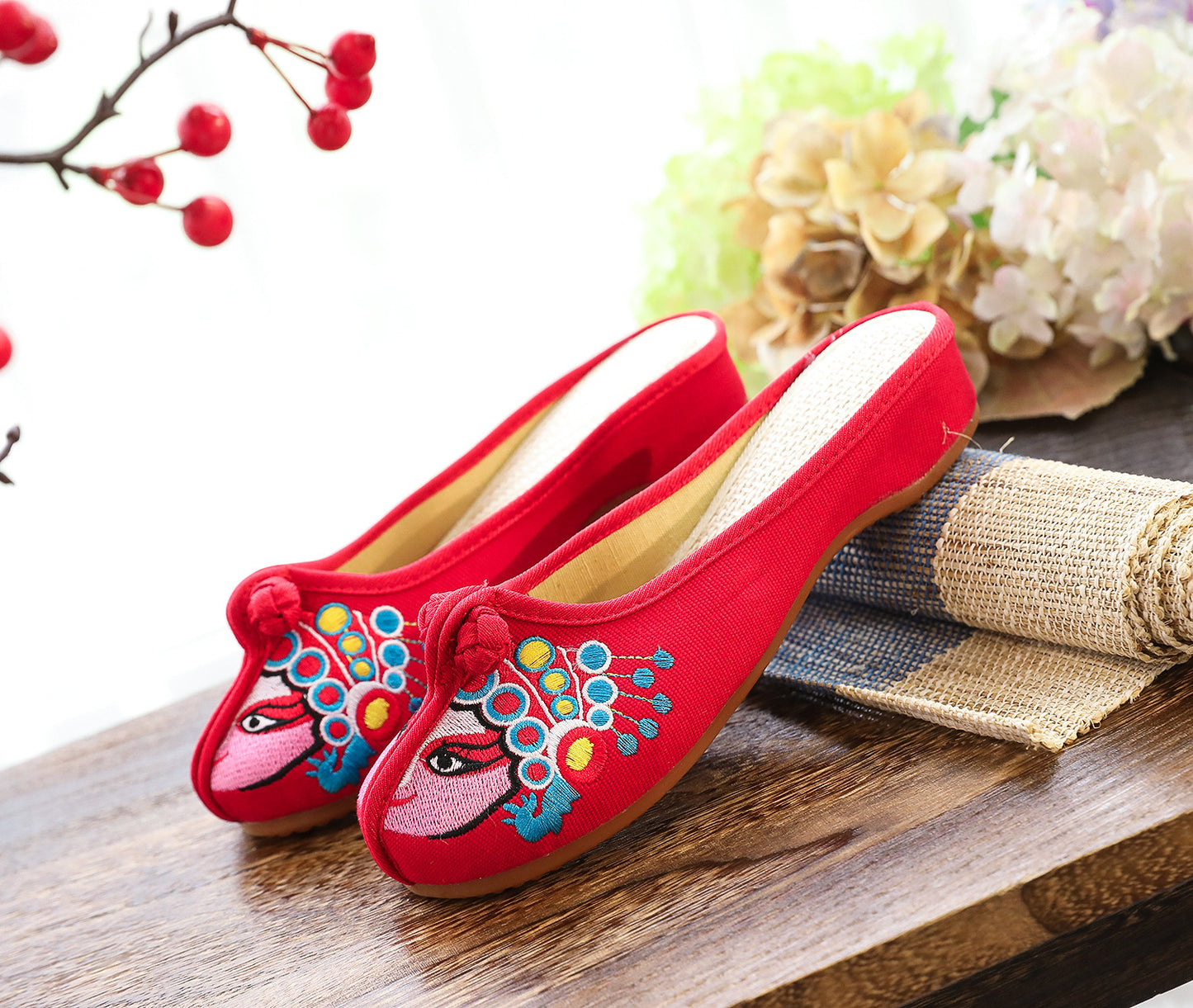 Women's Chinese-style Low Heel Buckle Vintage Embroidery Fabric Slippers