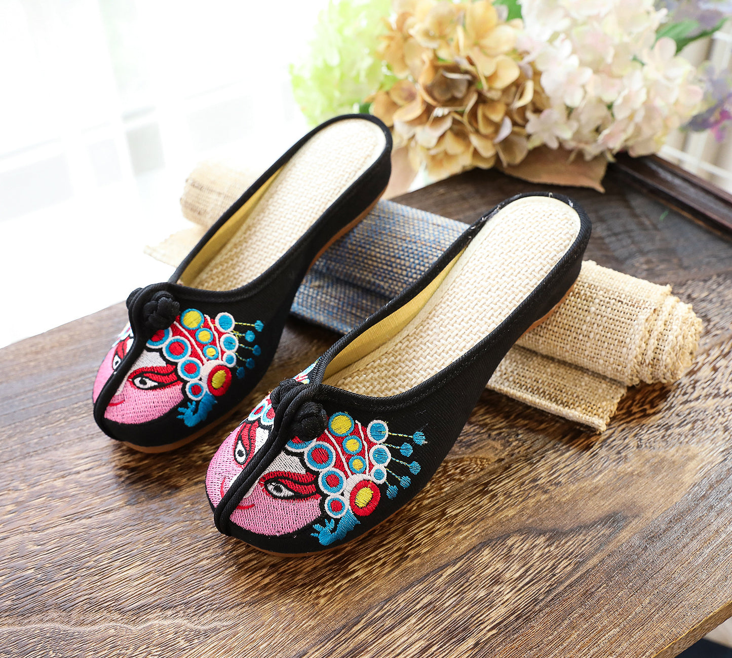 Women's Chinese-style Low Heel Buckle Vintage Embroidery Fabric Slippers