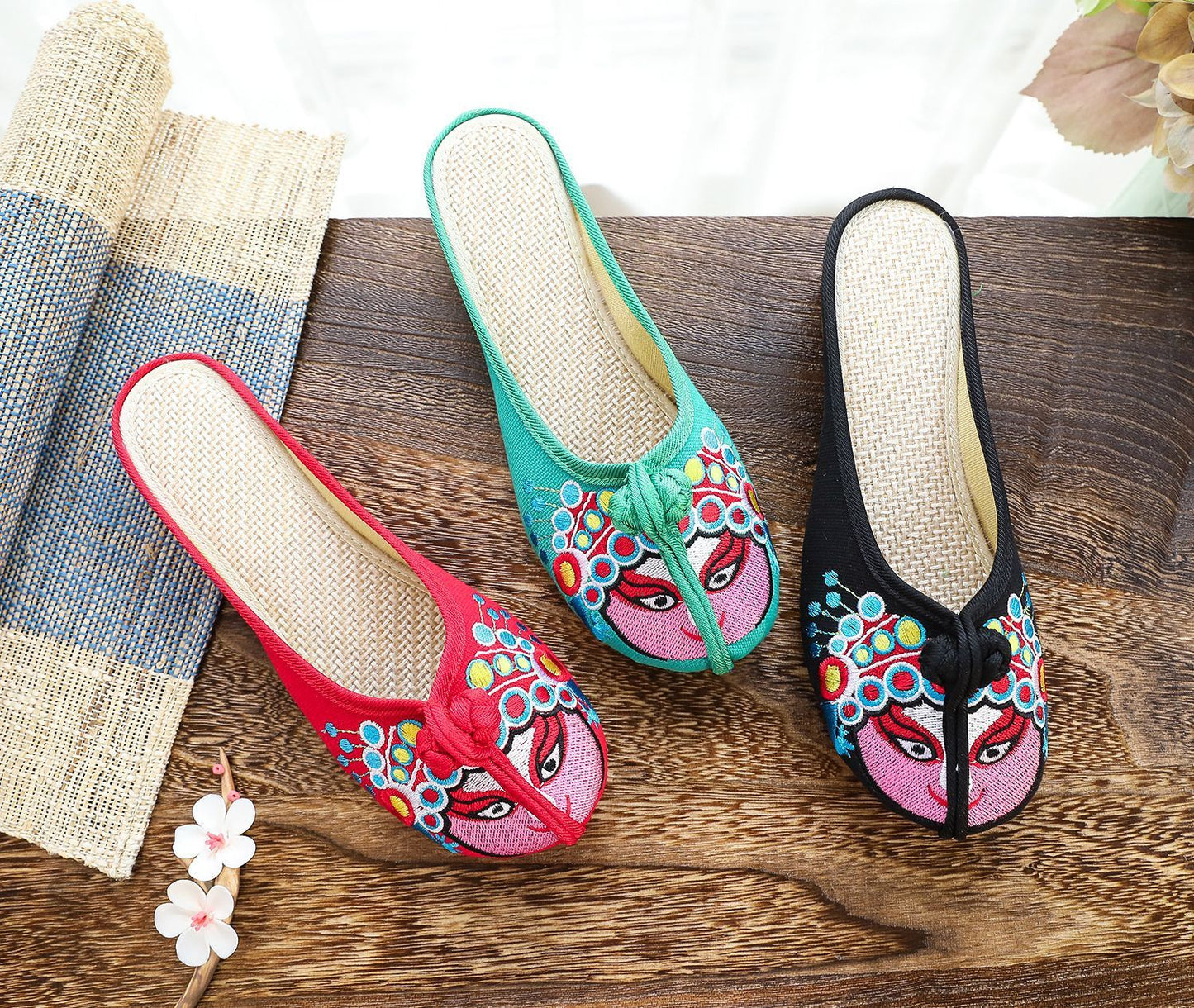 Women's Chinese-style Low Heel Buckle Vintage Embroidery Fabric Slippers