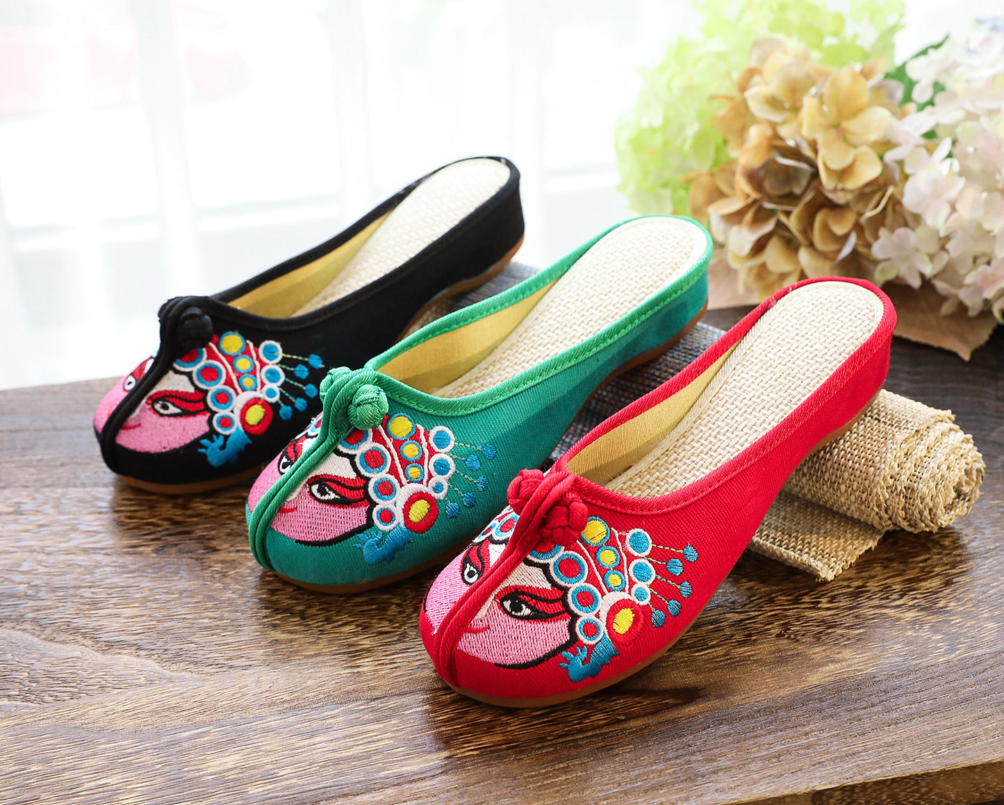 Women's Chinese-style Low Heel Buckle Vintage Embroidery Fabric Slippers