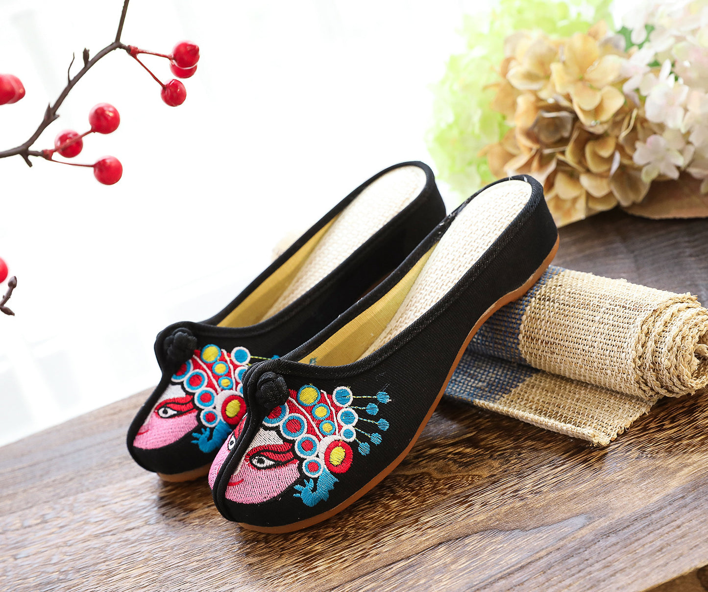 Women's Chinese-style Low Heel Buckle Vintage Embroidery Fabric Slippers