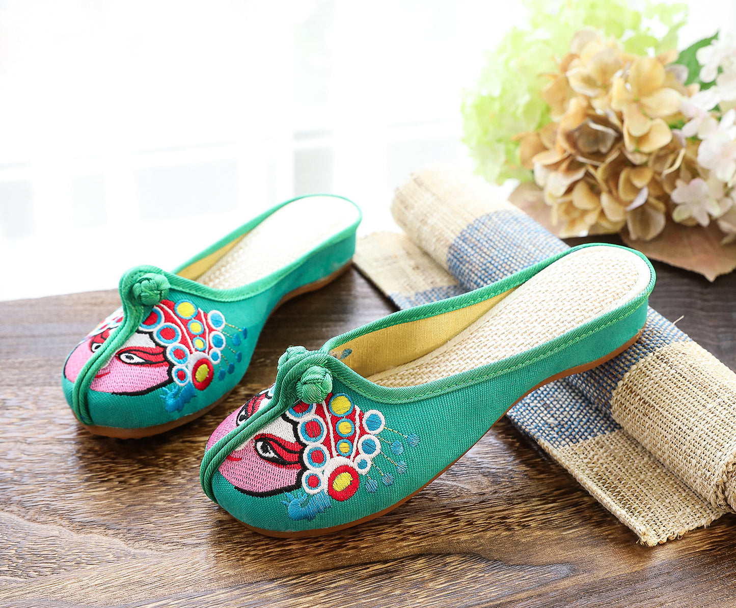 Women's Chinese-style Low Heel Buckle Vintage Embroidery Fabric Slippers